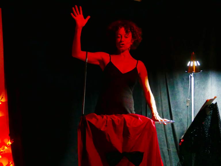 Nits Literaries: “Campanes i Boires”, poesia i theremin a càrrec de Iolanda López