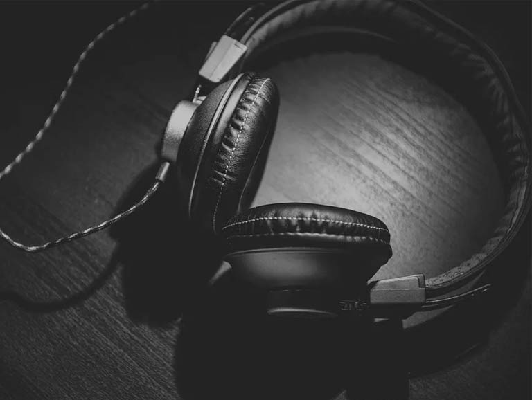 Comunitzar la música. Trobada per compartir formes diverses i alternatives de fer, organitzar i escoltar música.